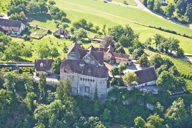 Как в Швейцарии управляют замками?