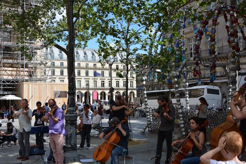 Уличный концерт вблизи Парижской опера.