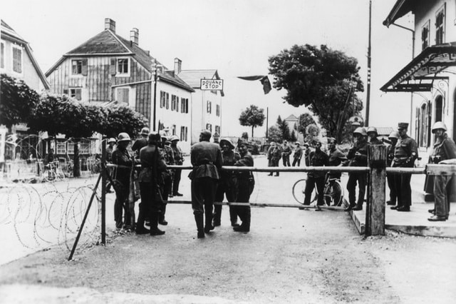 Граница между Швейцарией и оккупированной Францией в июне 1940 года. В противостоянии нацизму Швейцария делала ставку не только и даже не столько на силу дипломатии или оружия, сколько на методы идеологического характера. (akg-images)