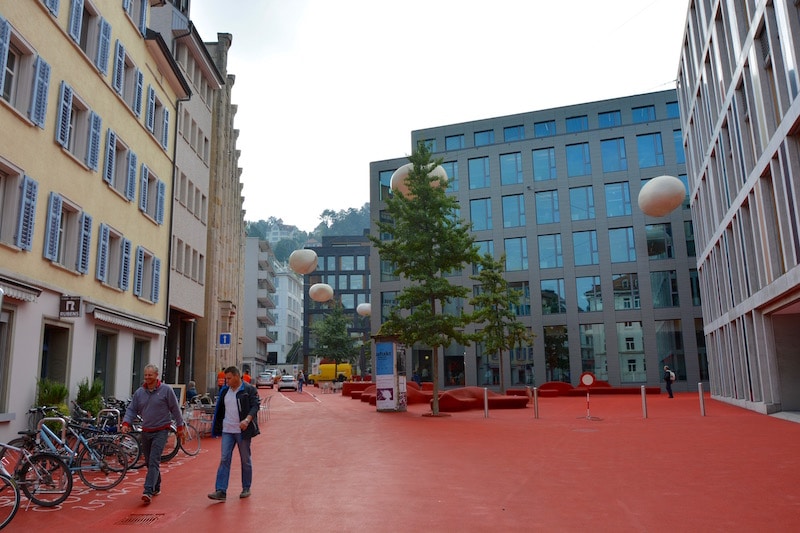 «Одеть в красное» площадь придумали друзья – архитектор Карлос Мартинес (Carlos Martinez) и художник Пипилотти Рист (Pipilotti Rist).