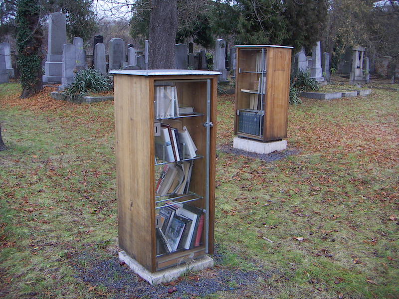 Фото: Buchvitrinen-Installation auf dem Jüdischen Friedhof in Krems. (Общественное достояние).