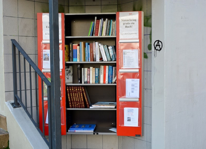 Книжный шкаф в Цюрихе, на углу Stampfenbachstrasse и Nordstrasse.