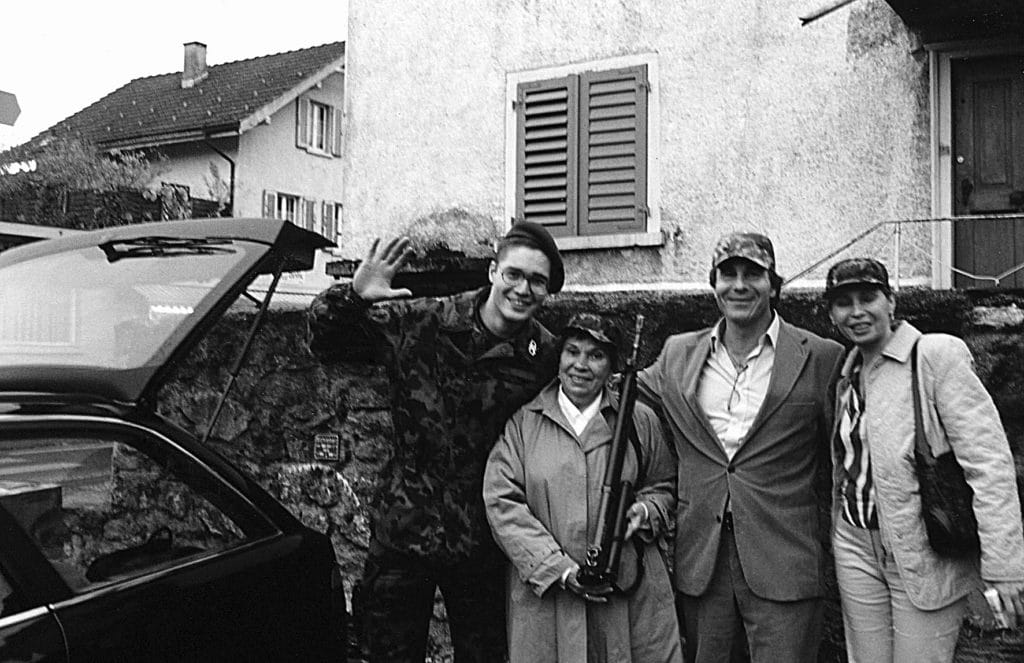 После первых четырех месяцев службы солдата встречают мама, Ханспетер и бабушка с дедушкой (он фотографирует). Цюрих, 2005.