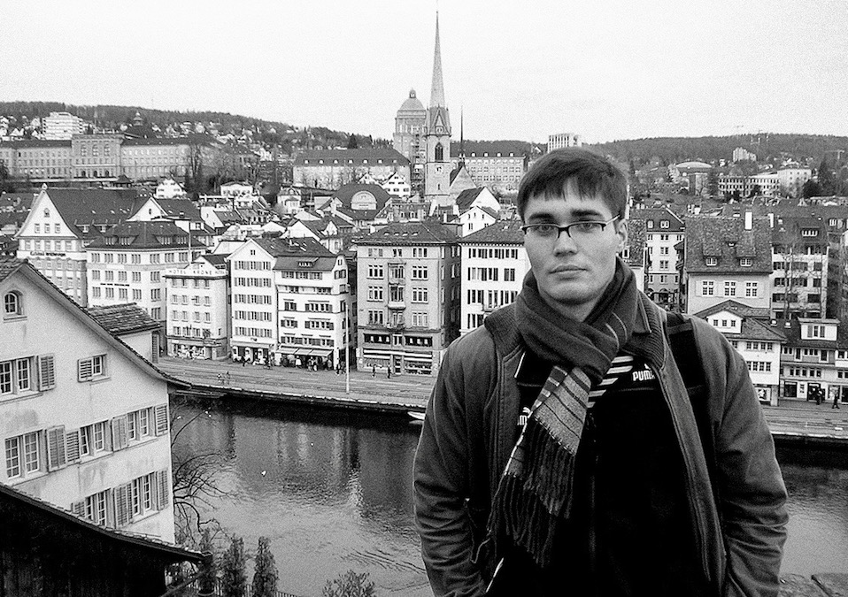 Портрет Евгения Шинкарева сделан на Линденхоф. Трудно не поддаться очарованию строго великолепия, любуясь Цюрихом со смотровой площадки старинного городского холма.