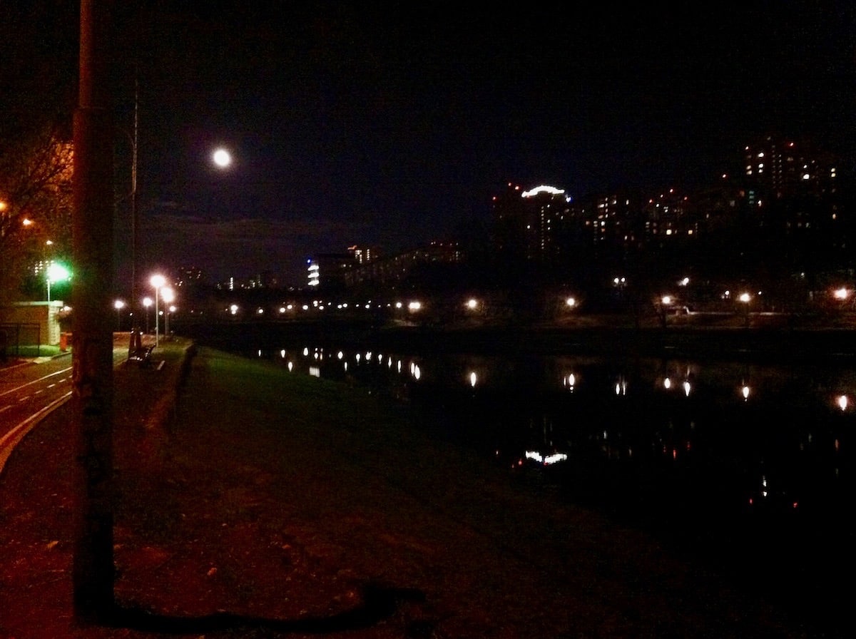 Ночная Москва похожа на россыпь драгоценных камней.