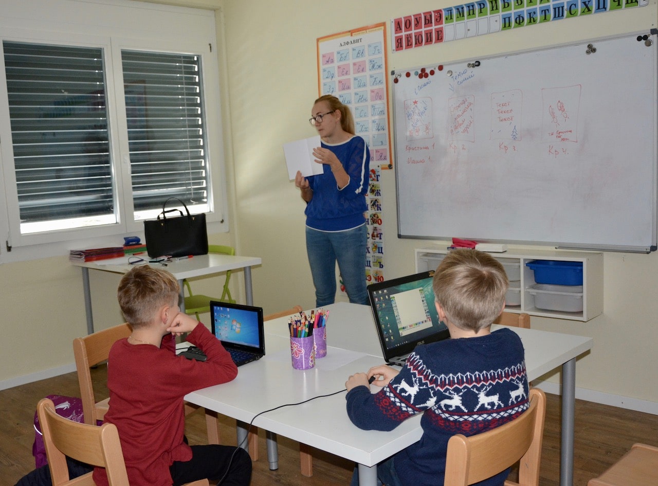 В школе «Лучик» центра развития «Турнесоль» мир математики и информатики открывается для детей на русском языке. (schwingen.net)