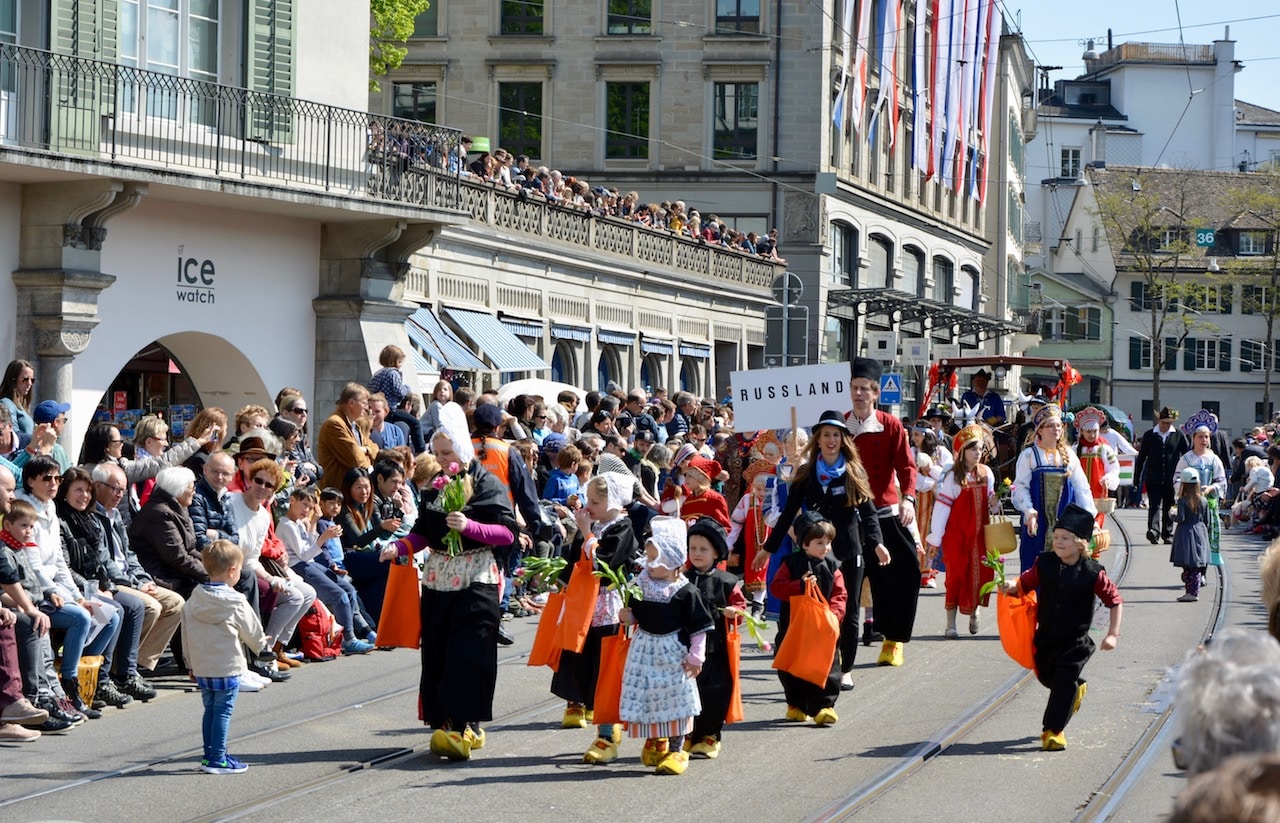 В колонне «Открытый миру Цюрих» на празднике "Шестизвонье" идут дети в фольклорных нарядах. (schwingen.net)