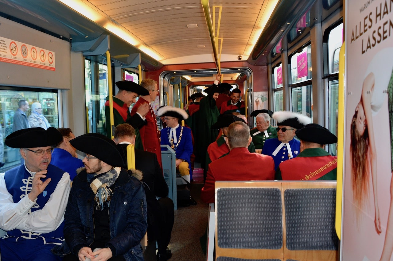 В дни карнавалов в швейцарском транспорте легко встретить пассажиров в костюмах разных эпох. (schwingen.net)