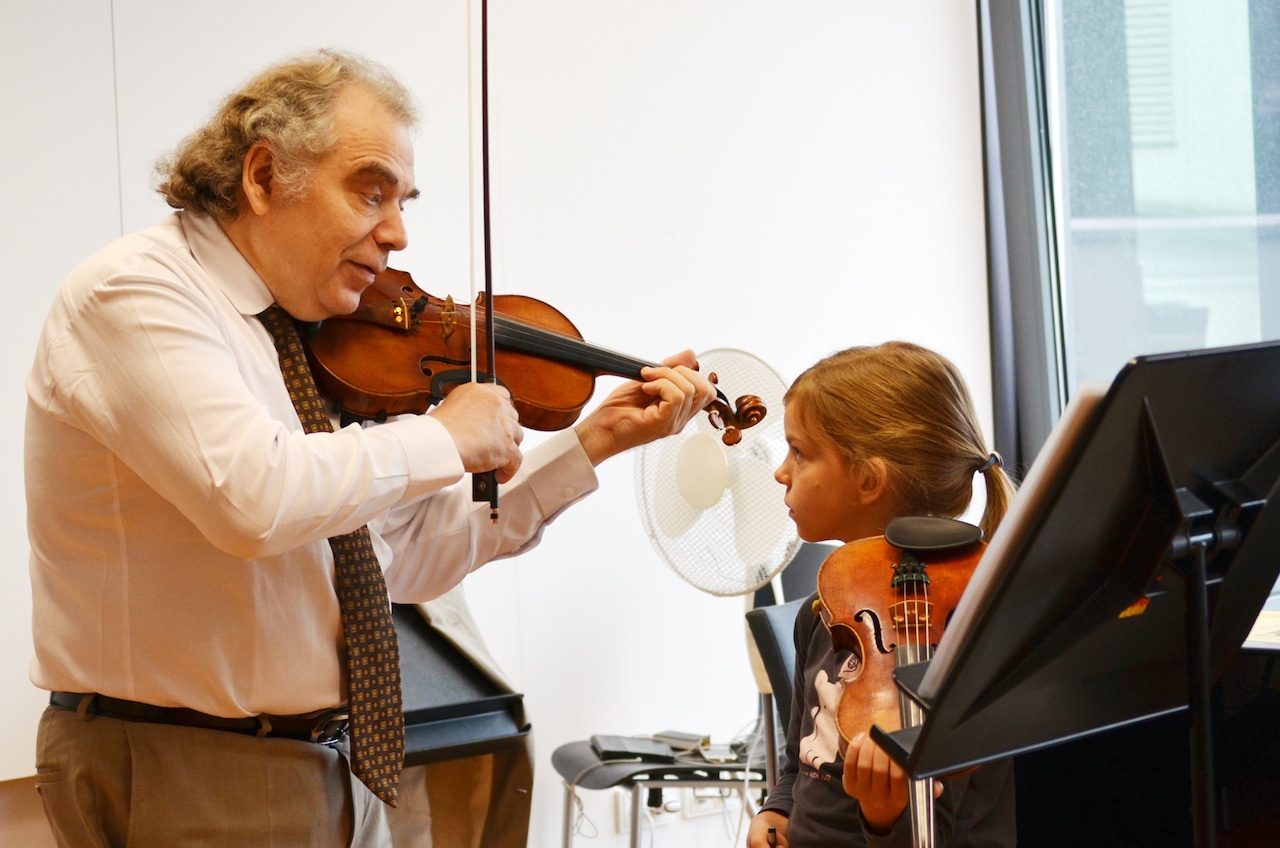 Школа музыки Захара Брона была основана в Цюрихе в 2010 году. На фото Захар Нухимович с ученицей.
