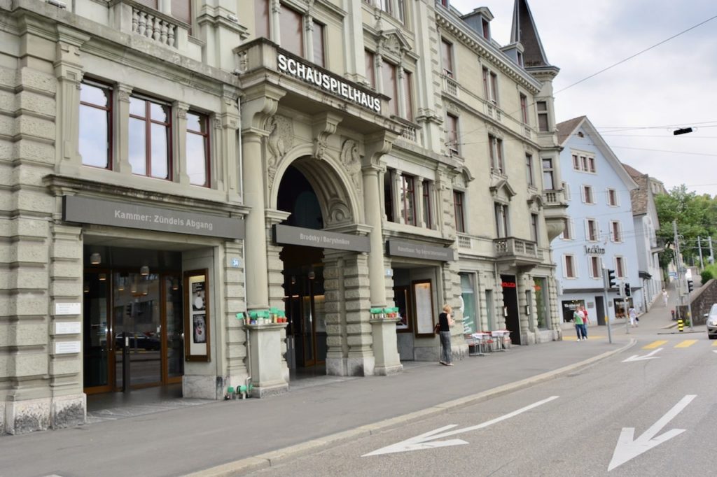 С 16 ноября по 5 декабря в Цюрихе состоятся премьерные показы спектакля "Нора, или Кукольный дом" по пьесе Генрика Ибсена. (schwingen.net)