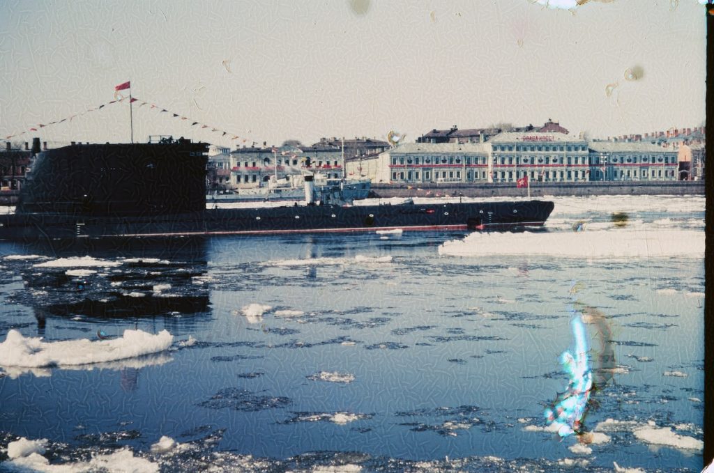 "Подводная лодка на Неве". Автор снимка ленинградец Владимир Исаакович Мазин.