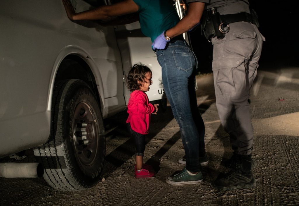 Плач ребенка при аресте матери на южной границе США. Мак-Аллен, Техас, 12 июня 2018 года. (© World Press Photo / John Moore)