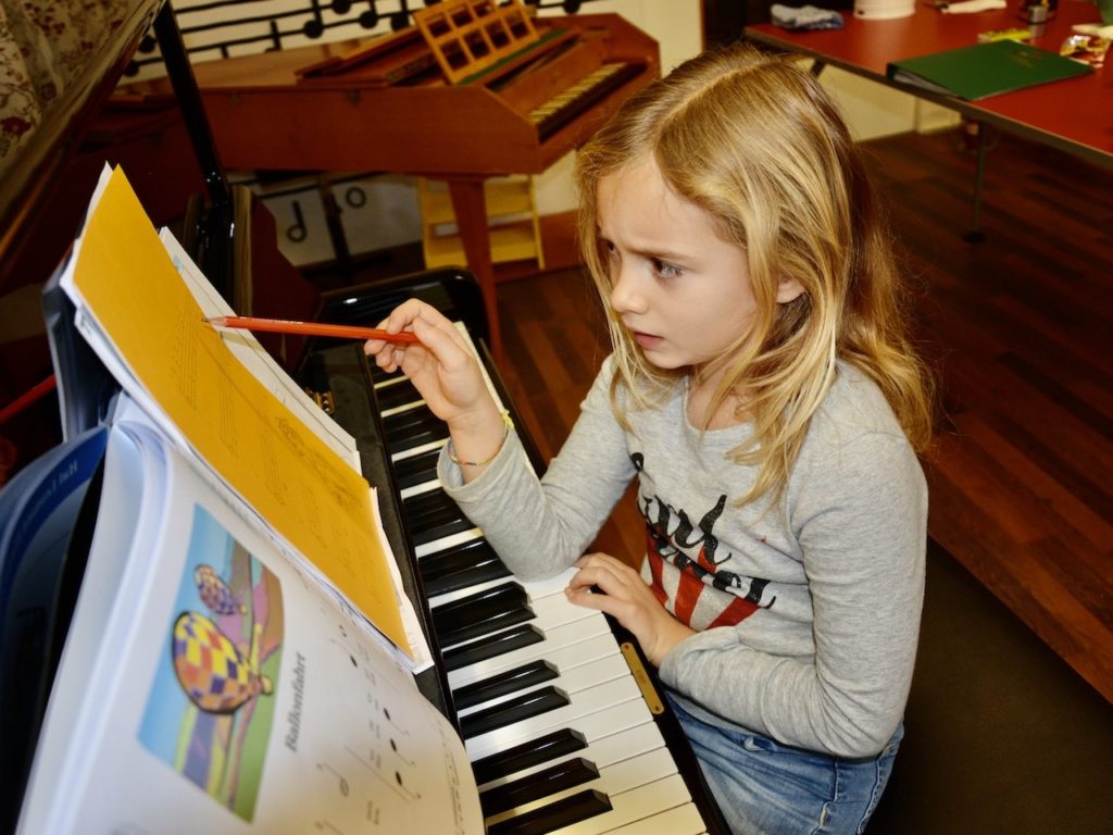 В школе "Pianoforte". Кто знает, возможно, перед нами будущая Марта Аргерих?  (© schwingwn.net)