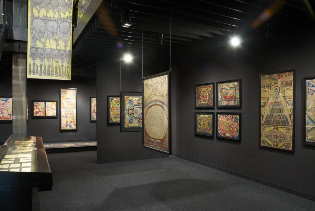 В залах музея Арт Брют в Лозанне обычно выставляется около 700 произведений. Фото Caroline Smyrliadis, © Collection de l'Art Brut, Lausanne