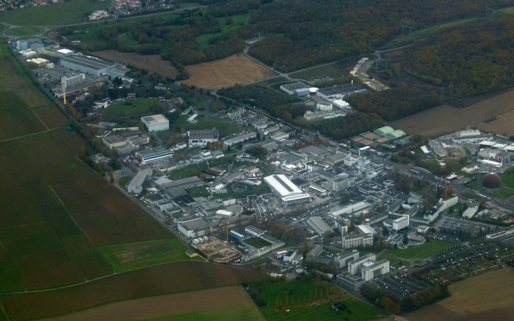 Главная площадка CERN, на переднем плане - Швейцария, на заднем – Франция. (Brücke-Osteuropa, общественное достояние)