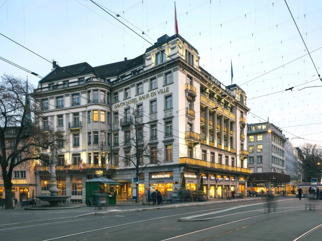 Savoy Hotel Baur en Ville – старейший гранд-отель в Цюрихе. Он открылся в 1838 году и расположен на Парадеплац. Есть два ресторана и бар. (www.savoy-zuerich.ch/media/)