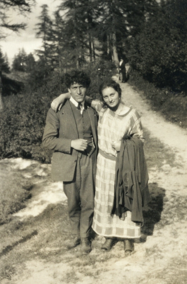 Неизвестный фотограф. Альберто и Оттилия Джакометти в лесу возле Стампы, около 1923-1924 гг. Частная коллекция