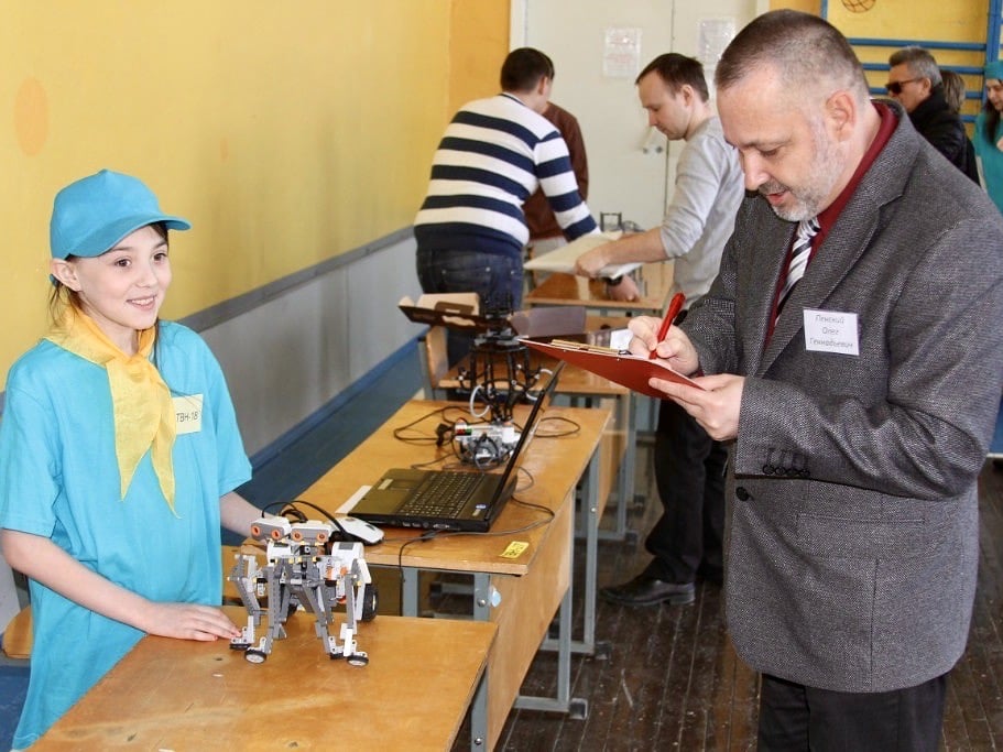 На конкурсе роботов в школе №135 в Перми. (Из личного архива авторов)
