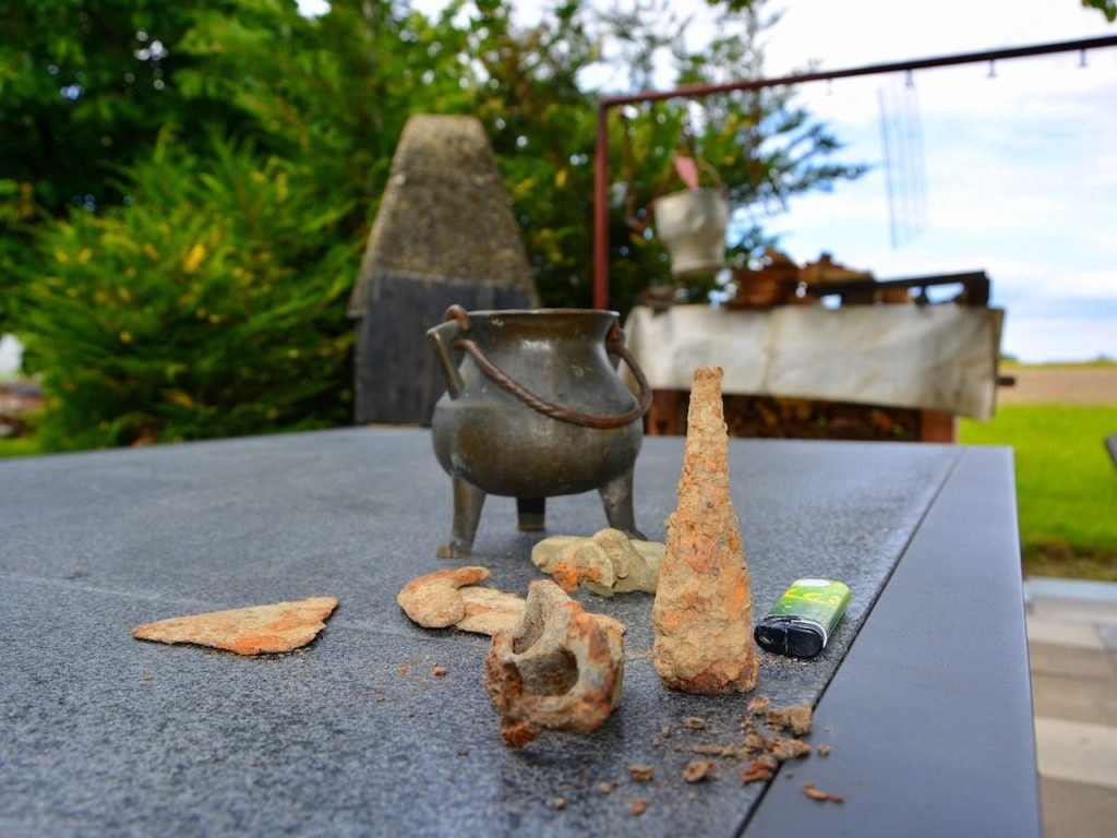 На поле можно найти розово-бежевые черепки, древние римляне любили добавлять в глину желтый песок. (schwingen.net)