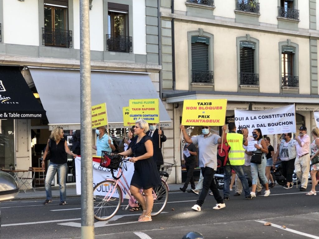 Демонстрация в Женеве 5 сентября 2020 года из-за введения новых велосипедных дорожек. Они мешали многим пешеходам и водителям, последовал организованный протест. (© Людмила Клот)