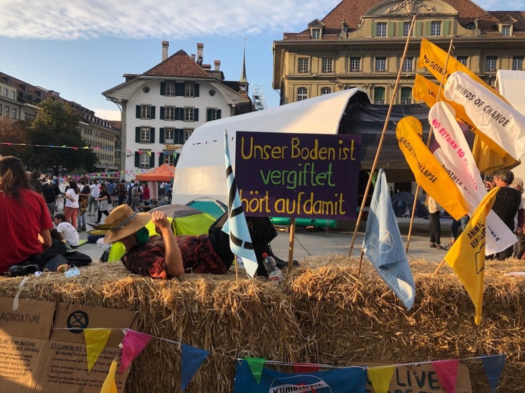 Надпись можно перевести: «Наша земля отравлена, хватит». Молодежный климатический протест в Берне, 21 сентября 2020 г. (© Людмила Клот)