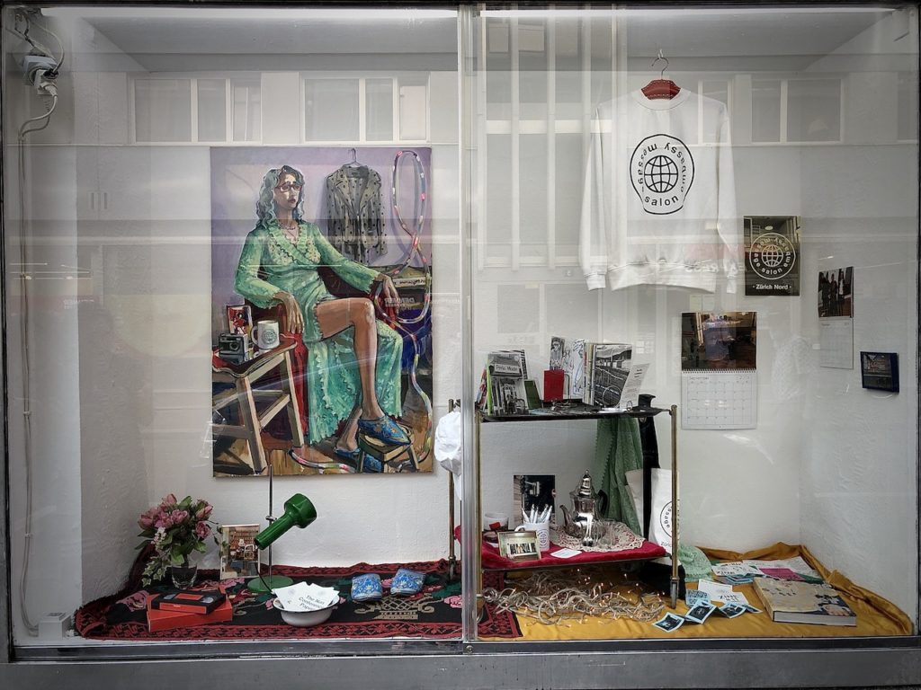Окно в искусство на одной из улиц Цюриха. На портрете Марии Помянской - Эстер Эппштайн. (© schwingen.net)