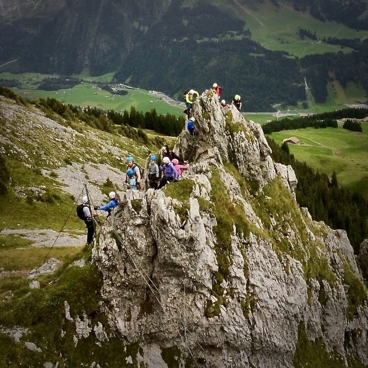 Юные туристы из русской школы "Детский городок" часто ходят в Альпы. 2018