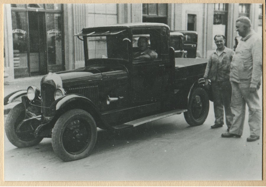 Первый автомобиль в Адлисвиле. Прошлый век. Семейный архив Кёниг. (© Lucy Koenig)