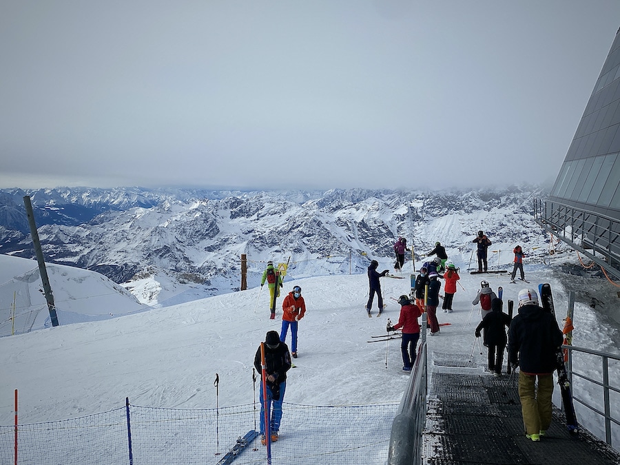 Комфортные подъемники бодро доставляют на заснеженные склоны любителей зимнего спорта и красивых видов. (© schwingen.net)