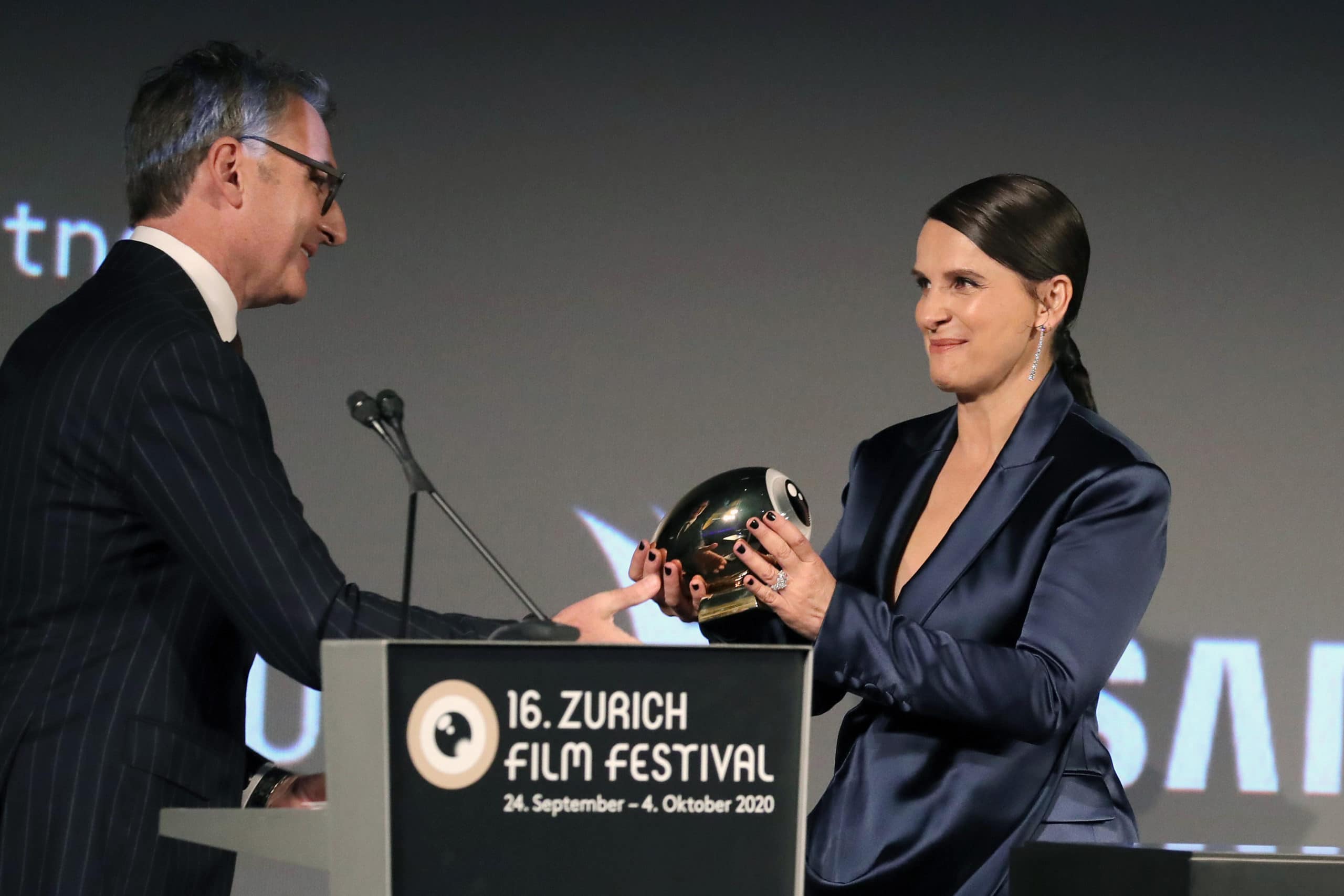 Христиан Юнген вручает французской актрисе Жюльет Бинош «Золотой глаз» (Golden Icon Award). 30.09.2020 г. (©Andreas Rentz/Getty Images for Zurich Film Festival)