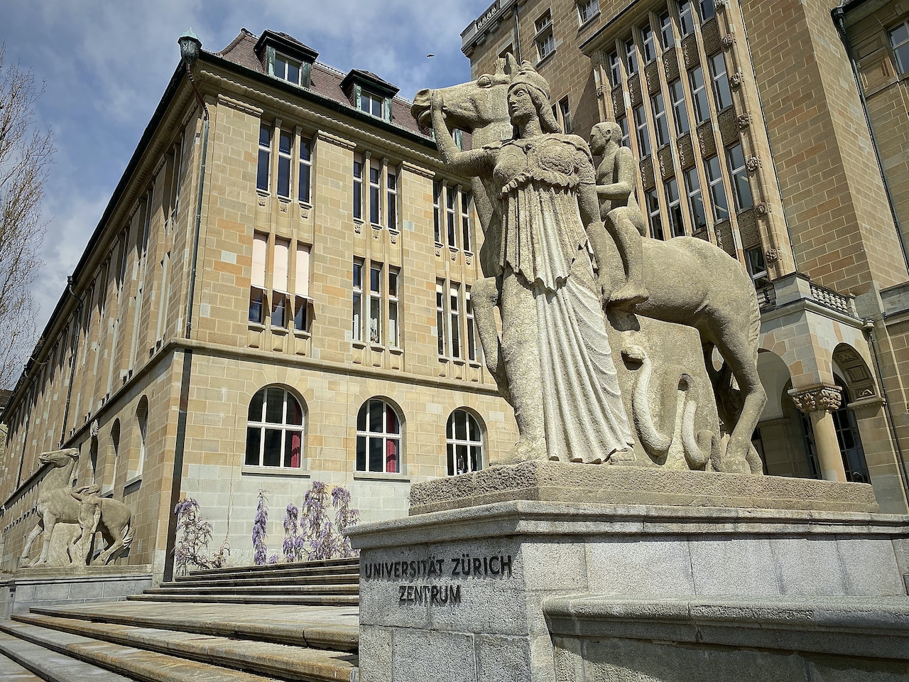 В Цюрихском университете учится более 25 тысяч студентов. Он основан в 1833 году. В его активе 13 нобелевских лауреатов. (© schwingen.net)