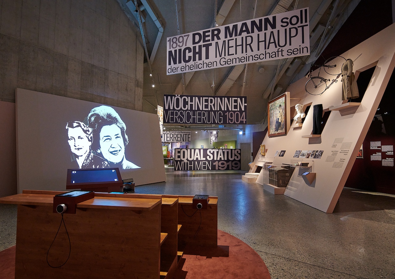 Интерактивный стенд рассказывает истории активисток. (© Schweizerisches Nationalmuseum)