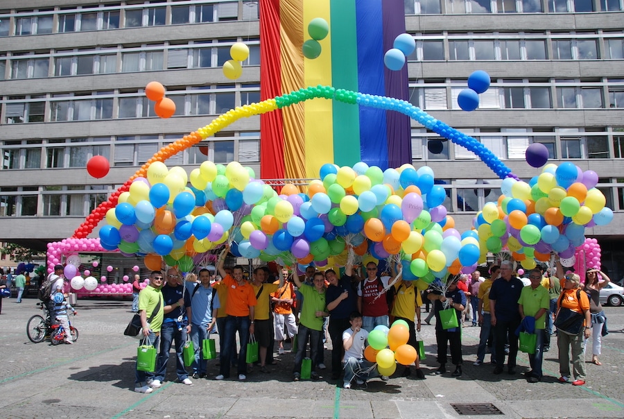 Радуга на Helvetiaplatz в Цюрихе, 2008 г. Автор снимка ZHPF (https://de.wikipedia.org/wiki/Zurich_Pride_Festival)