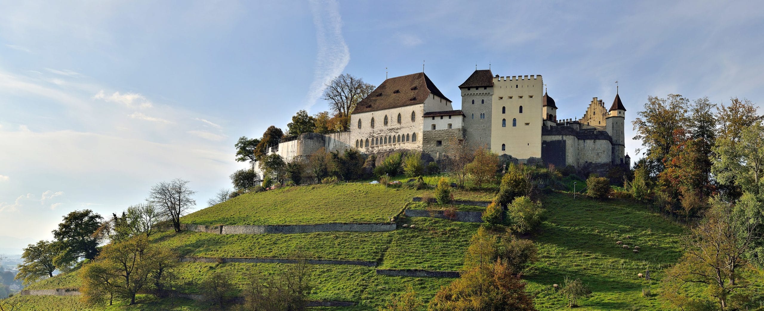 Первоначального замок графов Ленцбурга, построен до 1036 года. Сейчас часть Исторического музея Аргау. Вид с юго-востока. 2014 г. (© Wladyslaw Sojka)