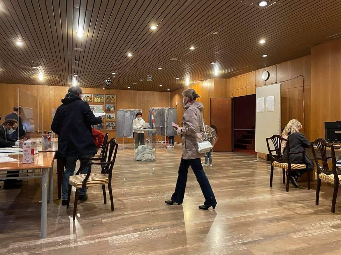 В дни выборов избирательный участок N 8335 устраивают в представительстве России при ООН в Женеве. (фото волонтеров)