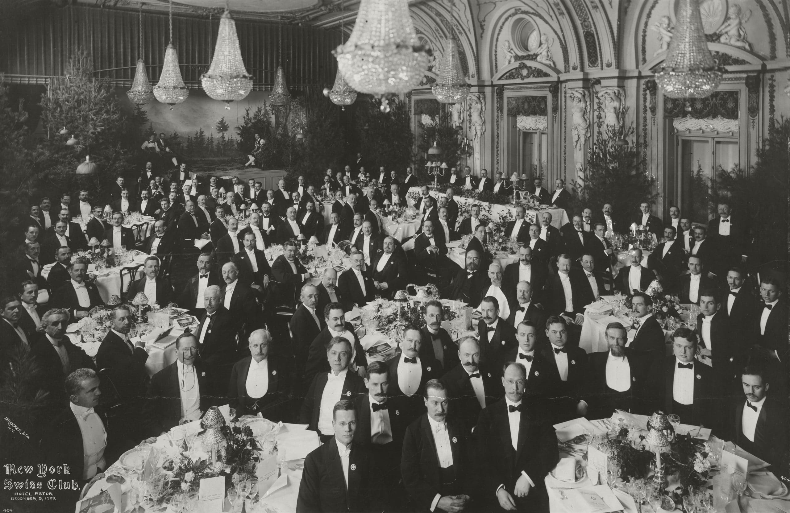 Групповое фото швейцарских мигрантов в нью-йоркском швейцарском клубе, отель Astor, 1905 г. (© Швейцарский национальный музей)
