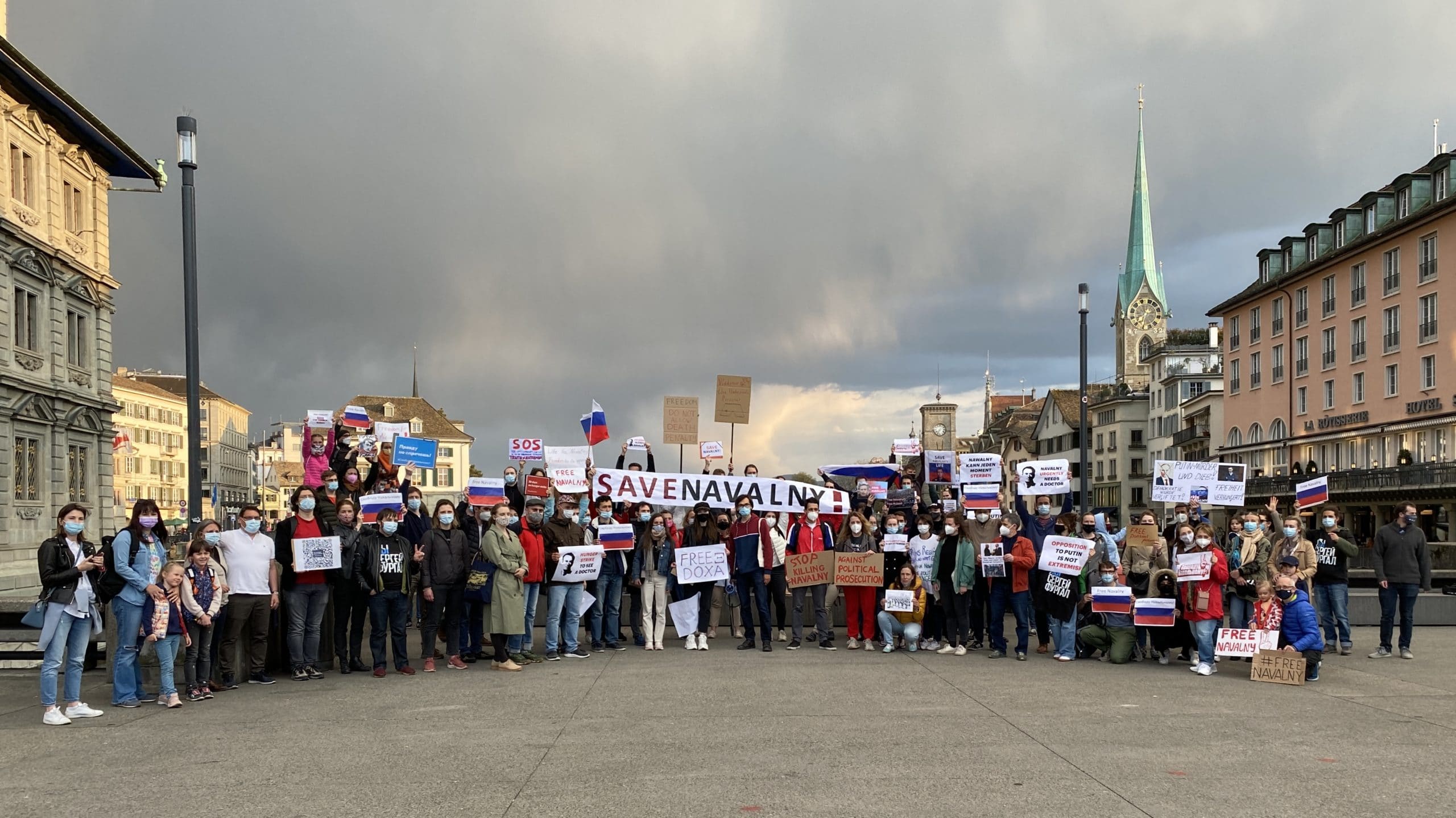 В Цюрихе митинг «Save Navalny! Stop Putin!» объединил более ста человек, ровно столько разрешали карантинные ограничения. 21.04.2021 г. (© schwingen.net)