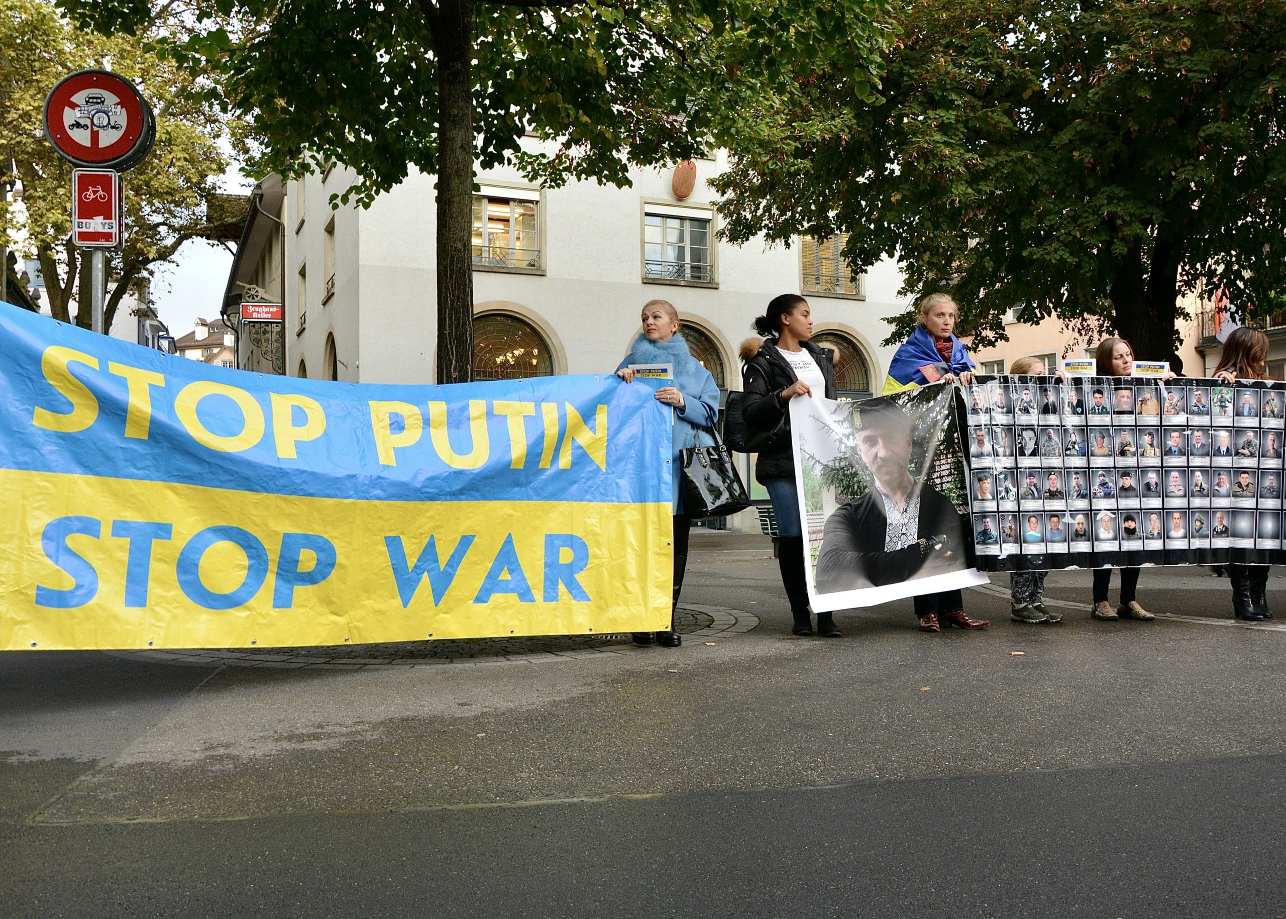Акции «Stop Putin - Stop War» украинская диаспора проводила в сотне городов разных стран, и в Швейцарии тоже. Цюрих, 14 октября 2016 г. (© schwingen.net)