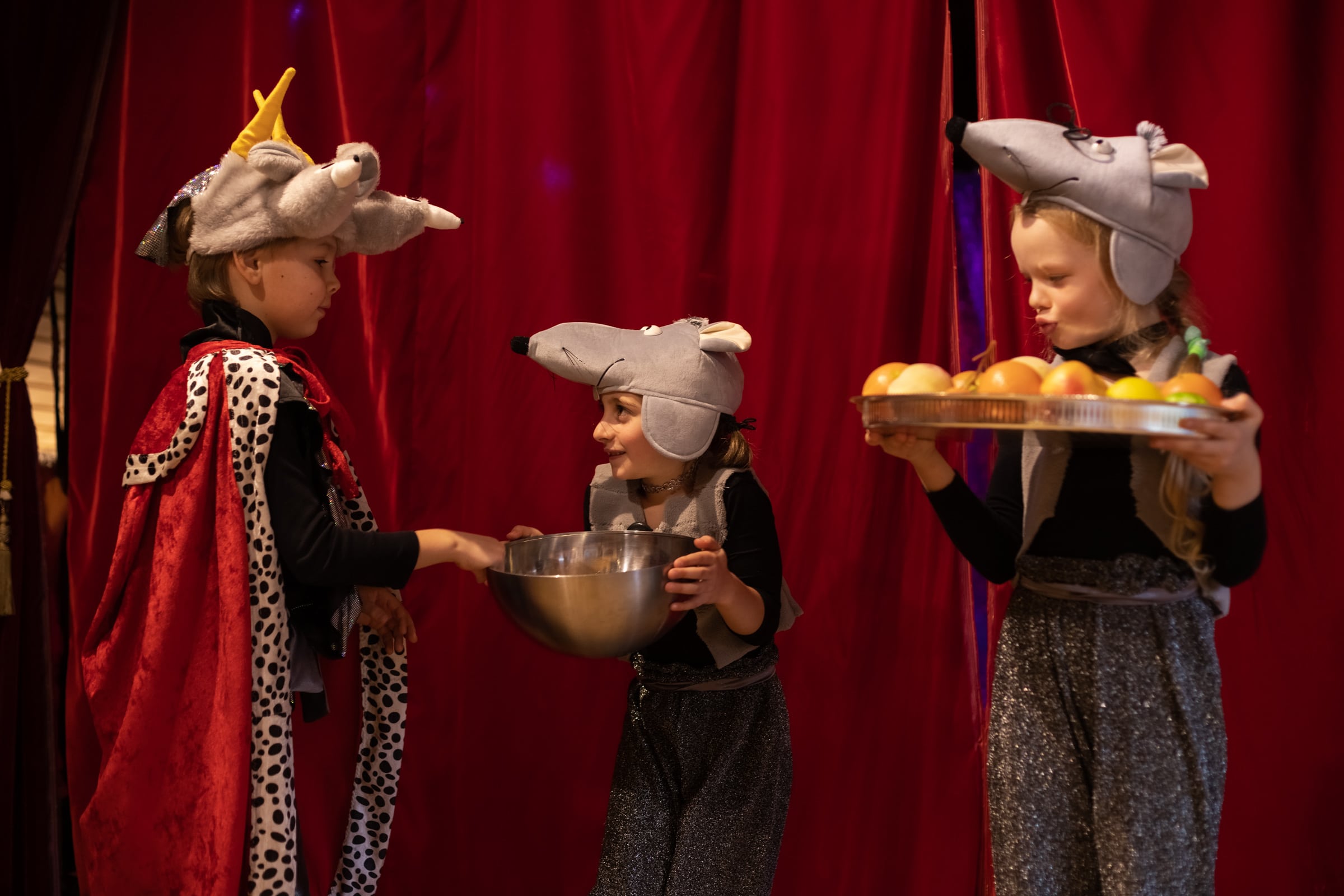 Мышки очень любят сыр, стало в мире много дыр. «Щелкунчик». Детский творческий центр «МаМуТ», Цолликерберг. 23.01.2022 г. (© mamut-center)