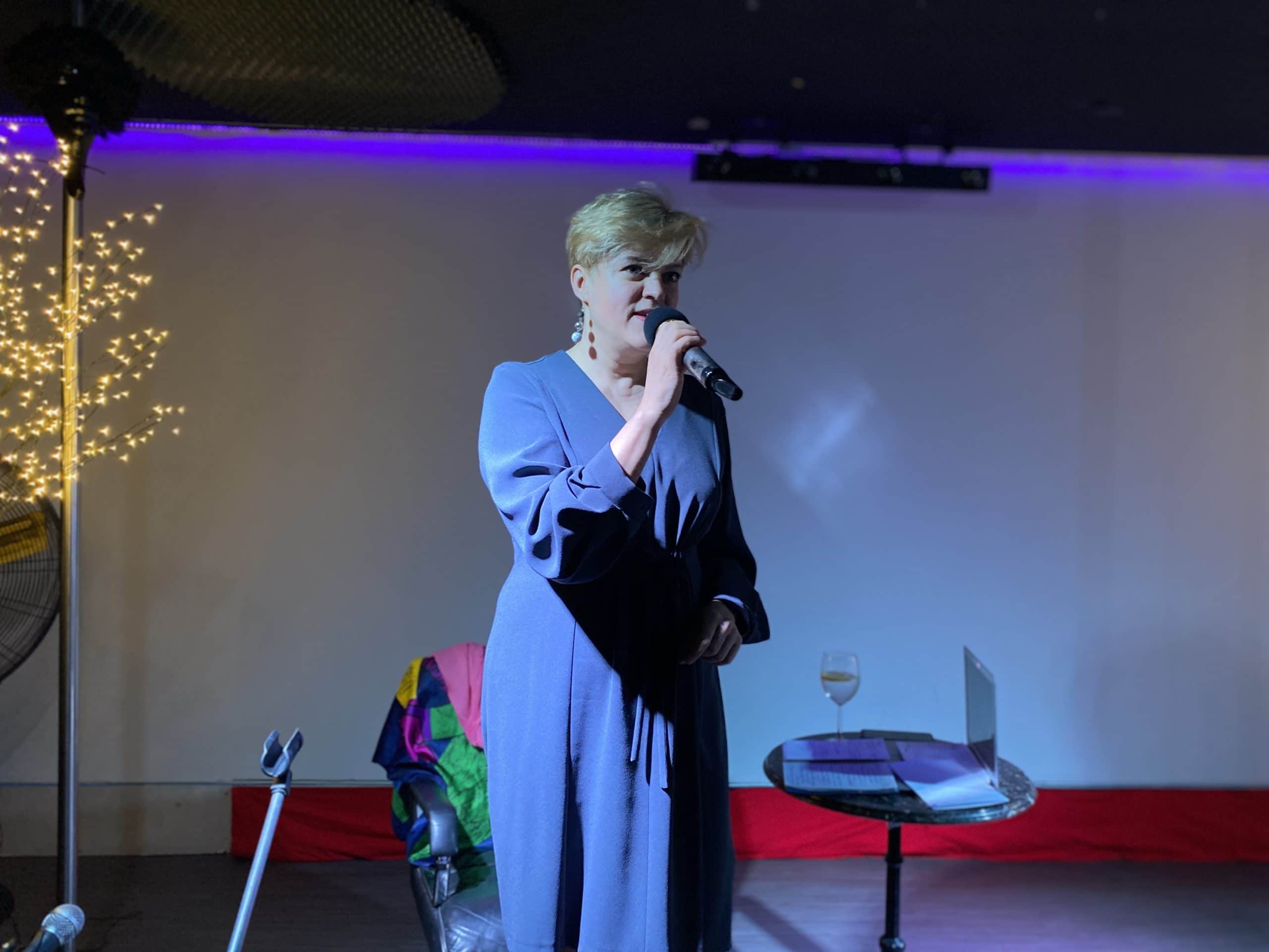 Актриса и поэтесса Анна Магард приглашает любителей поэзии в кабаре «Предлог». Honey Club, Цюрих. 30 января 2022 г. (© schwingen.net)