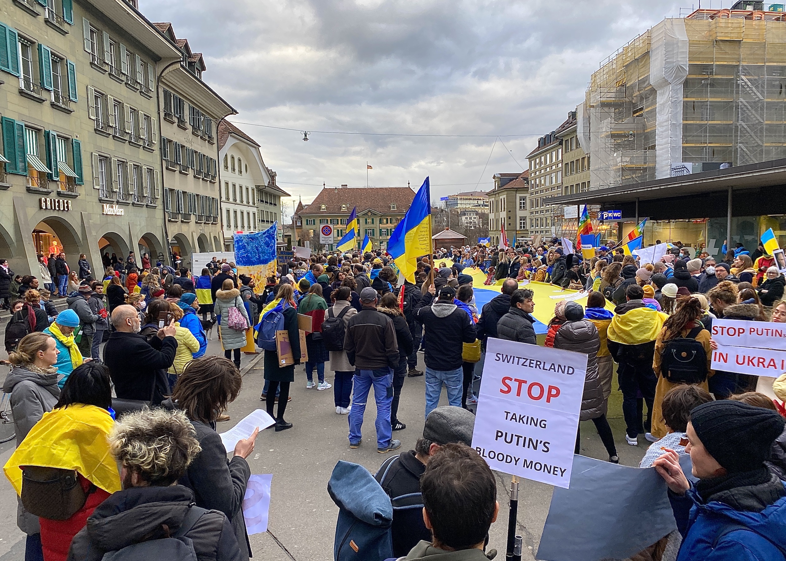 В Берне манифестация за мир в Украине, против российского вторжения в суверенную европейскую страну Украину началась 24 февраля в 16:00. (© schwingen.net)