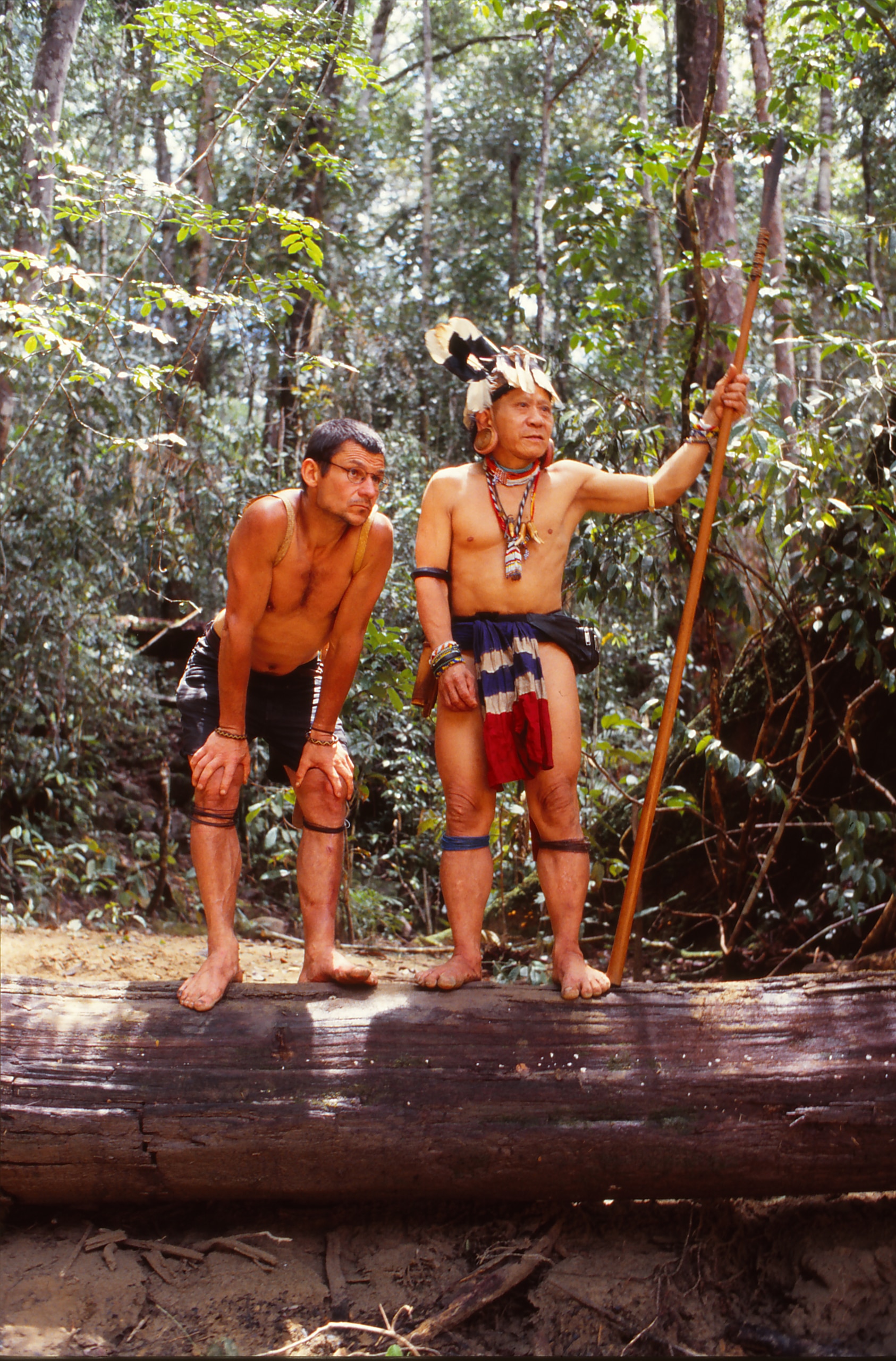Правозащитник Бруно Мансер посвятил себя защите тропических лесов и живущих там людей. На снимке он слева в лесах Малайзии. (Фото Erik-Pauser, 1999)