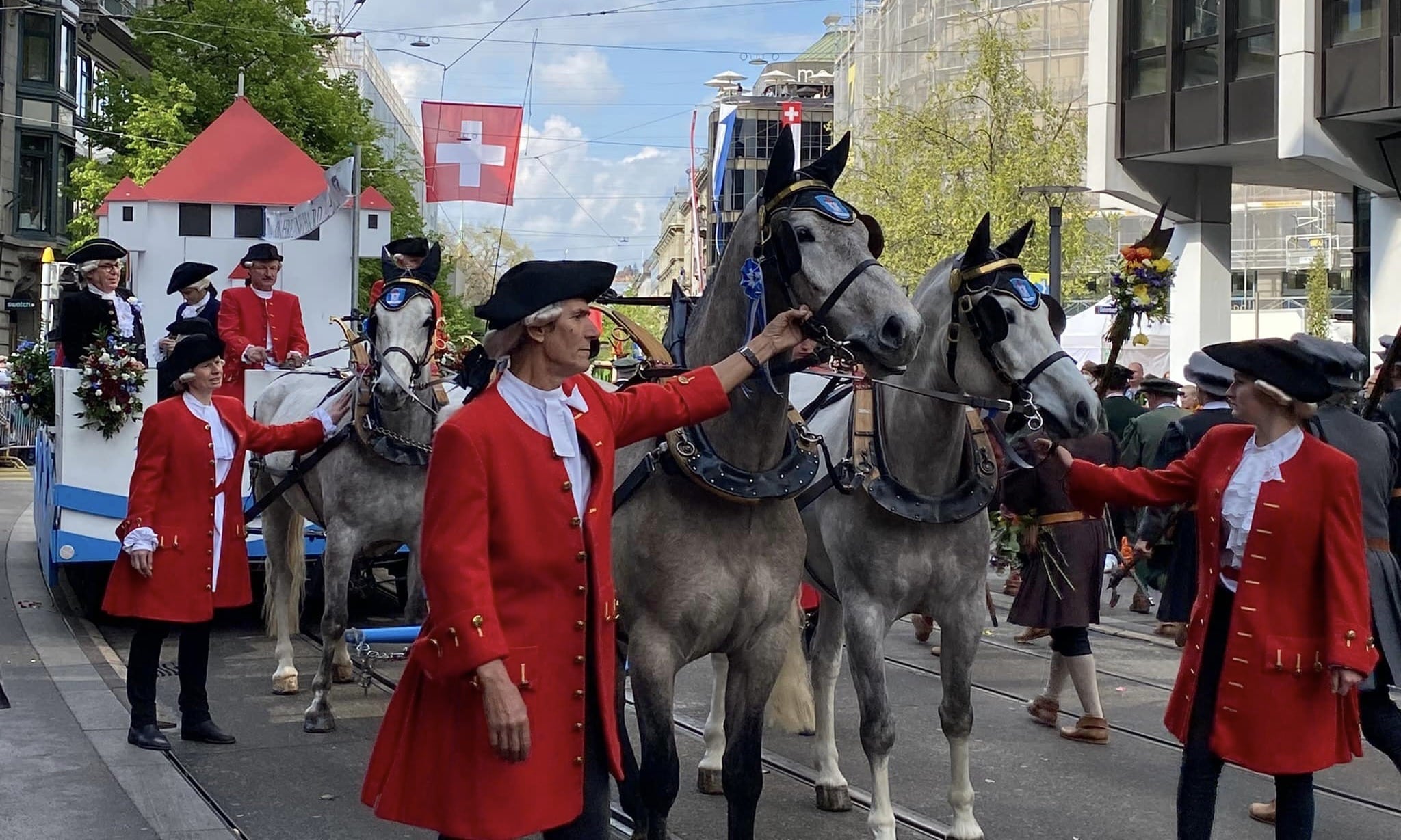 В парадах участвуют десятки разукрашенных цветами конных повозок и три сотни всадников на лошадях. (© Lucky Ukraine)