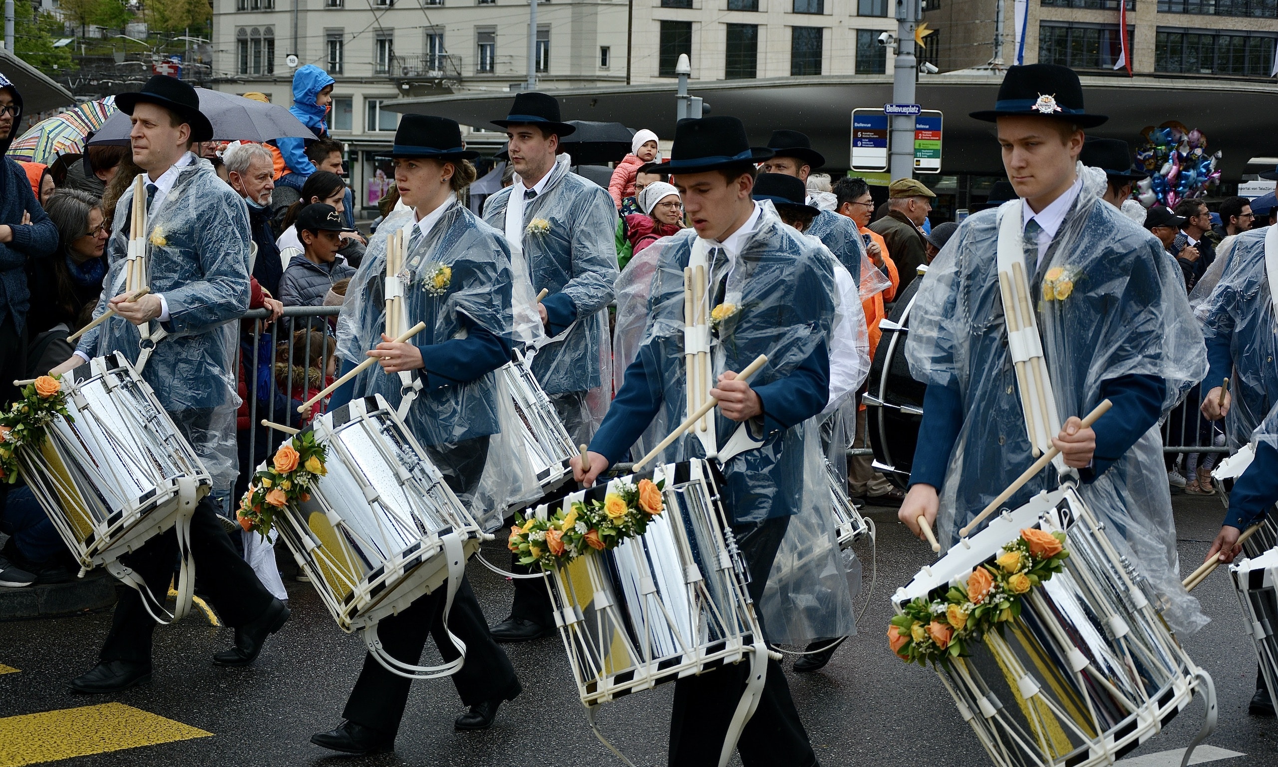 Весенний фестиваль «Шестизвонье» идет по Цюриху в сопровождении музыки. (© C. Panch)