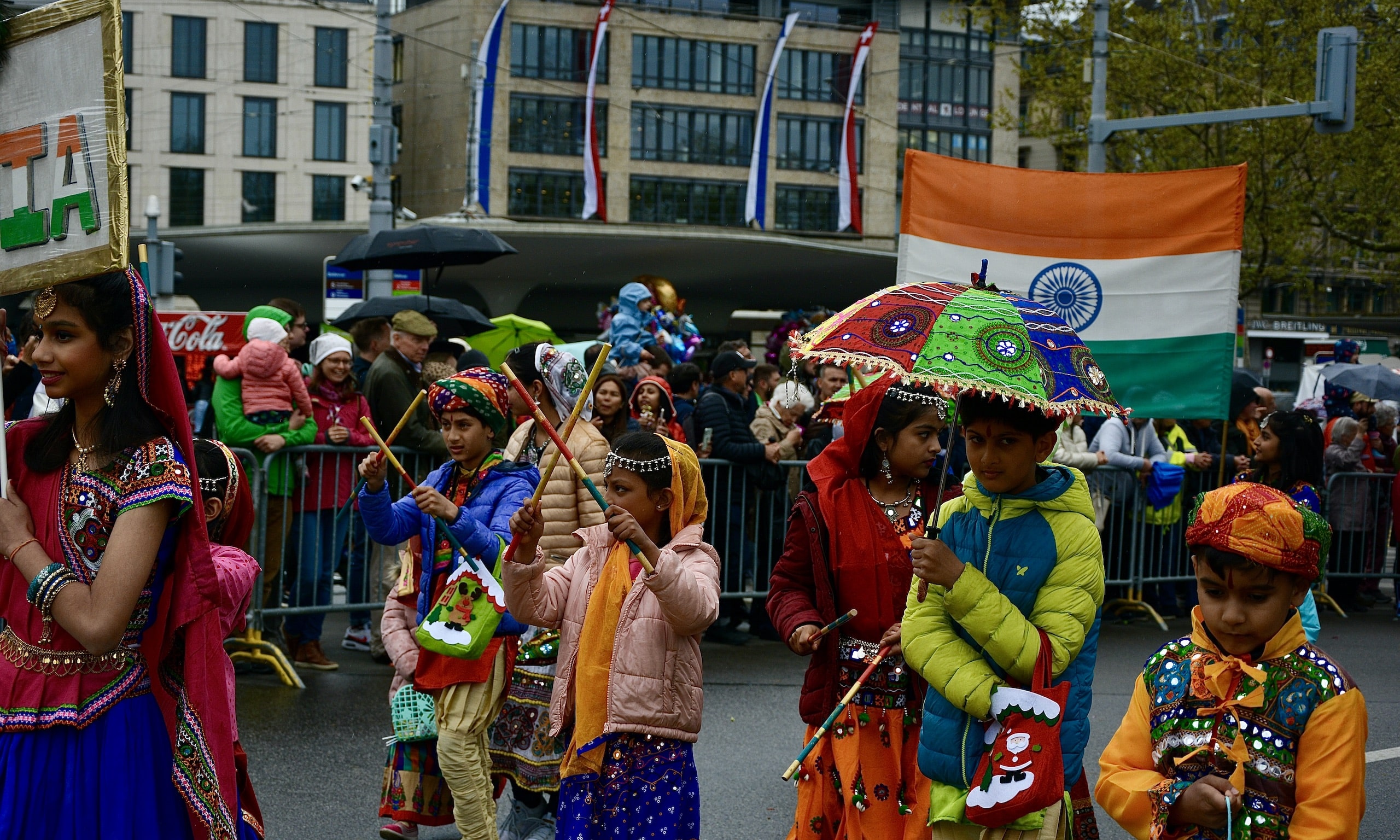 В делегации «Открытый миру Цюрих» идут дети в фольклорных нарядах. (© C. Panch)