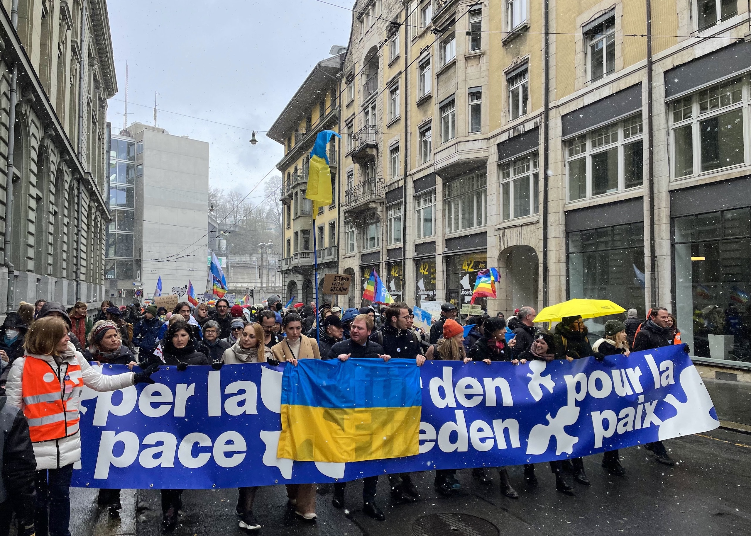 На манифестацию и митинг солидарности с Украиной вышли 2 апреля в Берне около 10 тыс. человек. (© schwingen.net)