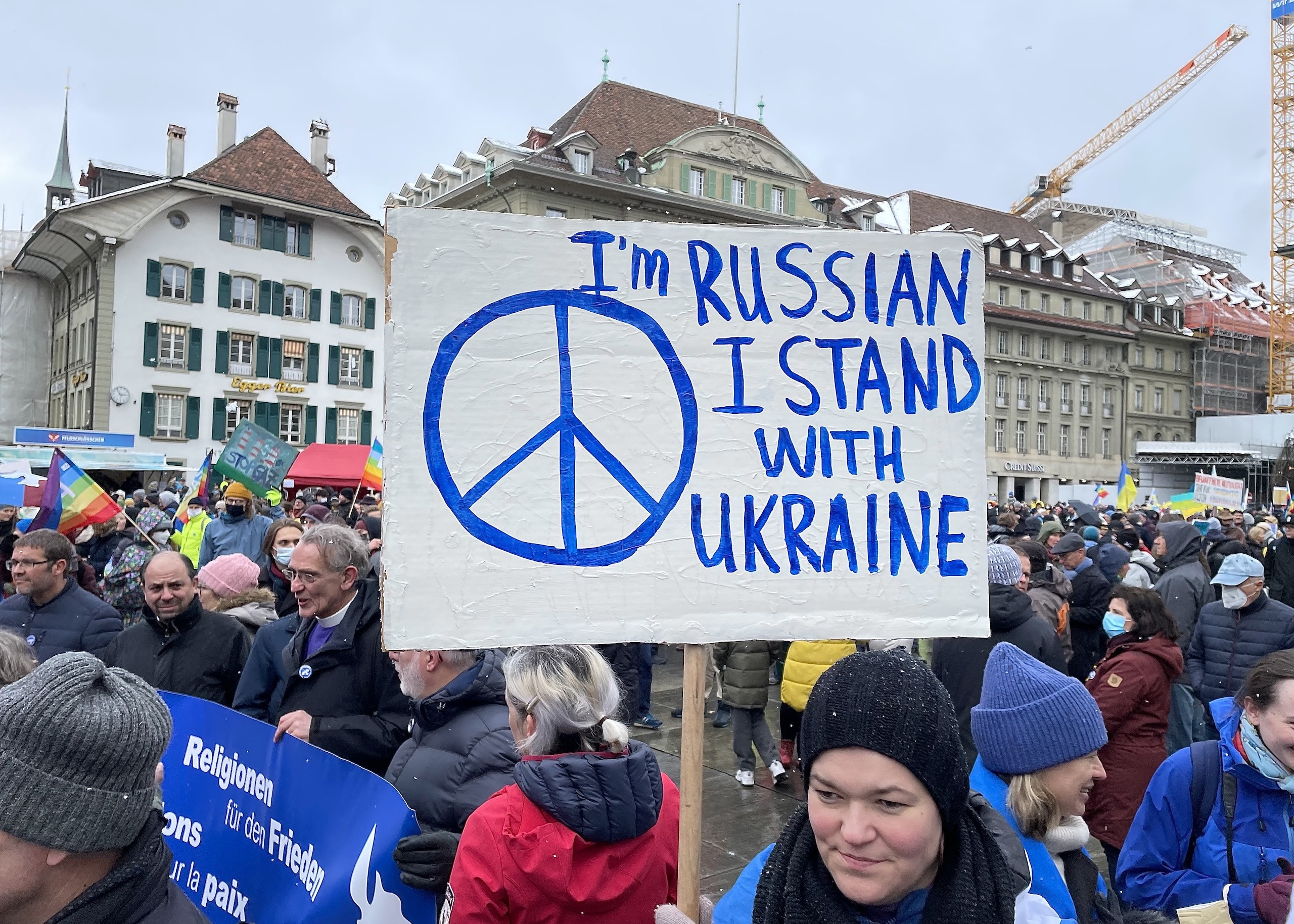 В то время как в России запрещено говорить о войне в Украине, россияне выходят на антивоенные митинги во многих странах. Берн, 2 апреля 2022 г. (© schwingen.net)