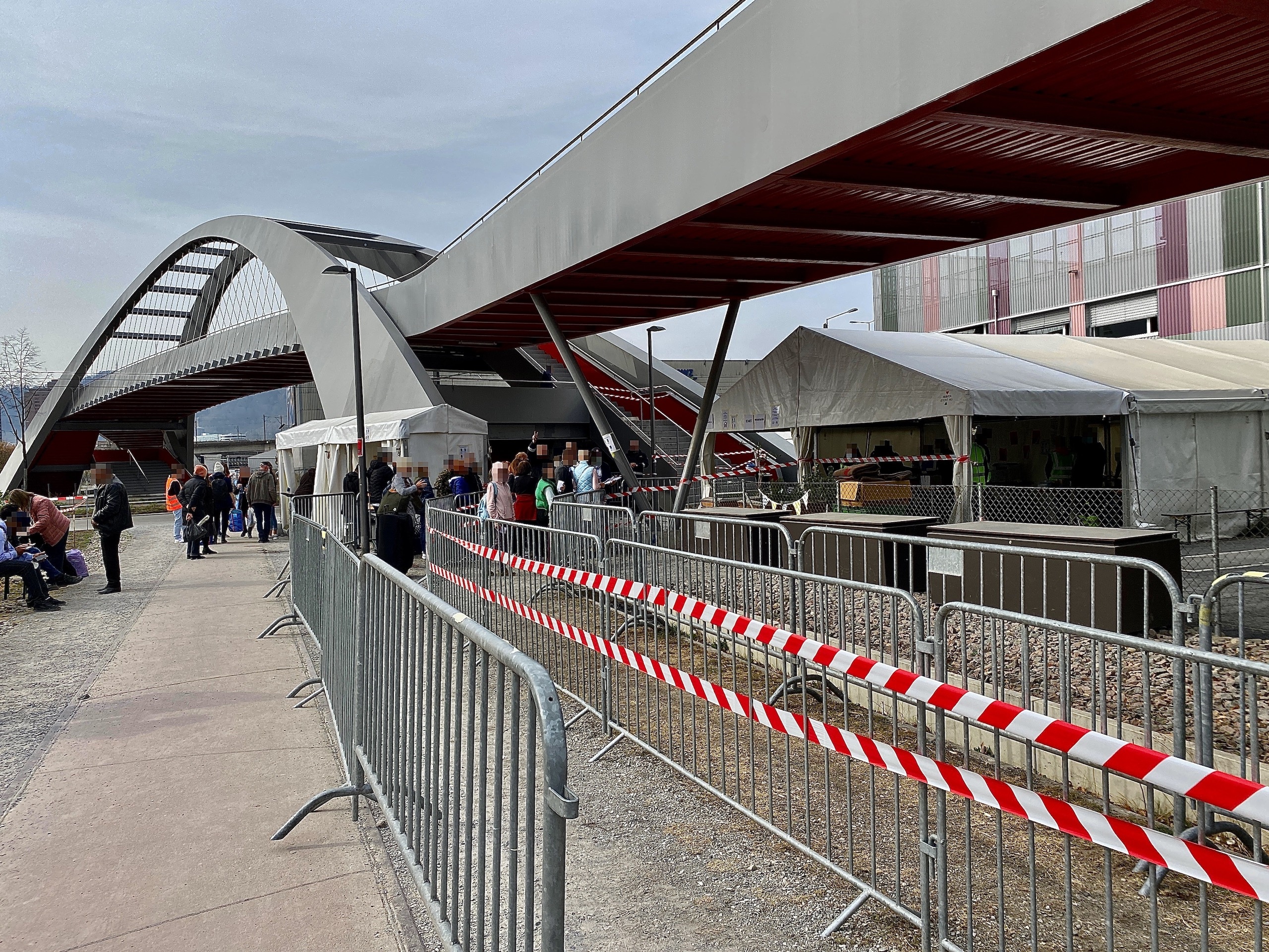 Для удобства и безопасности перед зданием федерального убежища в Цюрихе установлены палатки и ограждения. (© schwingen.net)