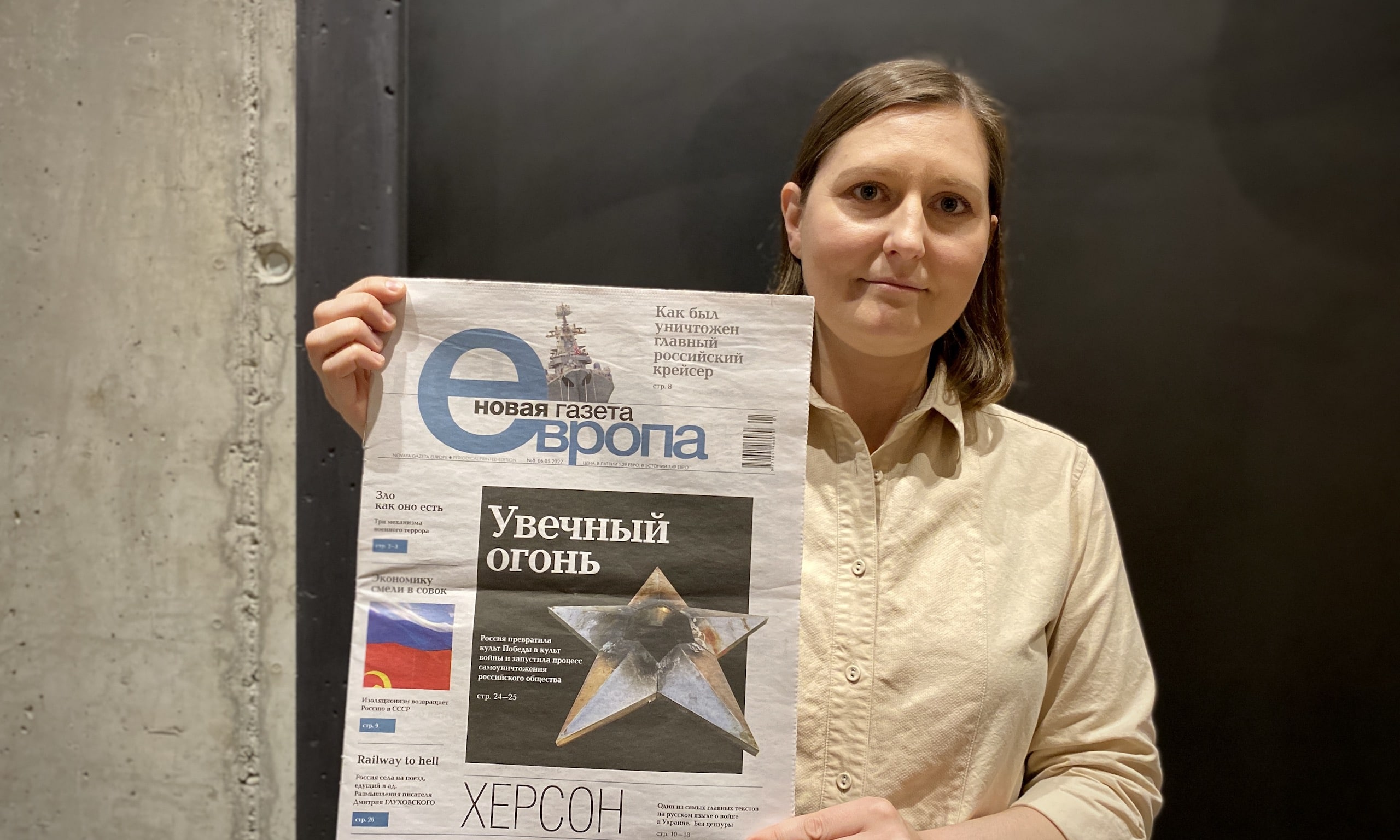 Журналистка Екатерина Гликман и первый раритетный бумажный номер «Новой газеты. Европа». Цюрих, 18 мая 2022 г. (© schwingen.net)