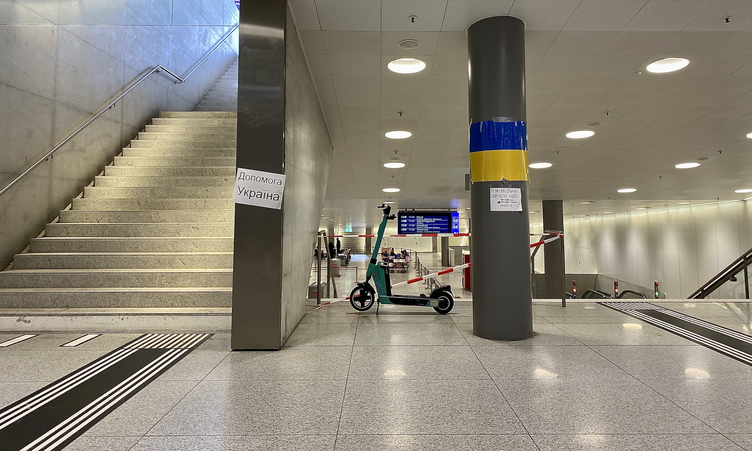 Островок безопасности для приезжих из Украины оборудован на Цюрихском главном вокзале в самом конце платформ 31 и 32. (© schwingen.net)